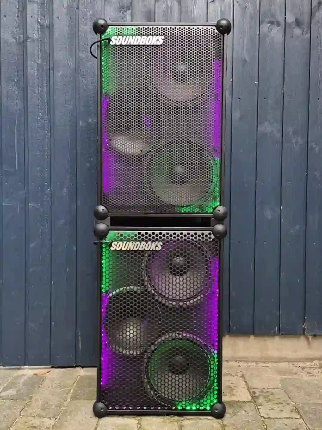 Soundboks stackers mellem to stackede Soundbokse